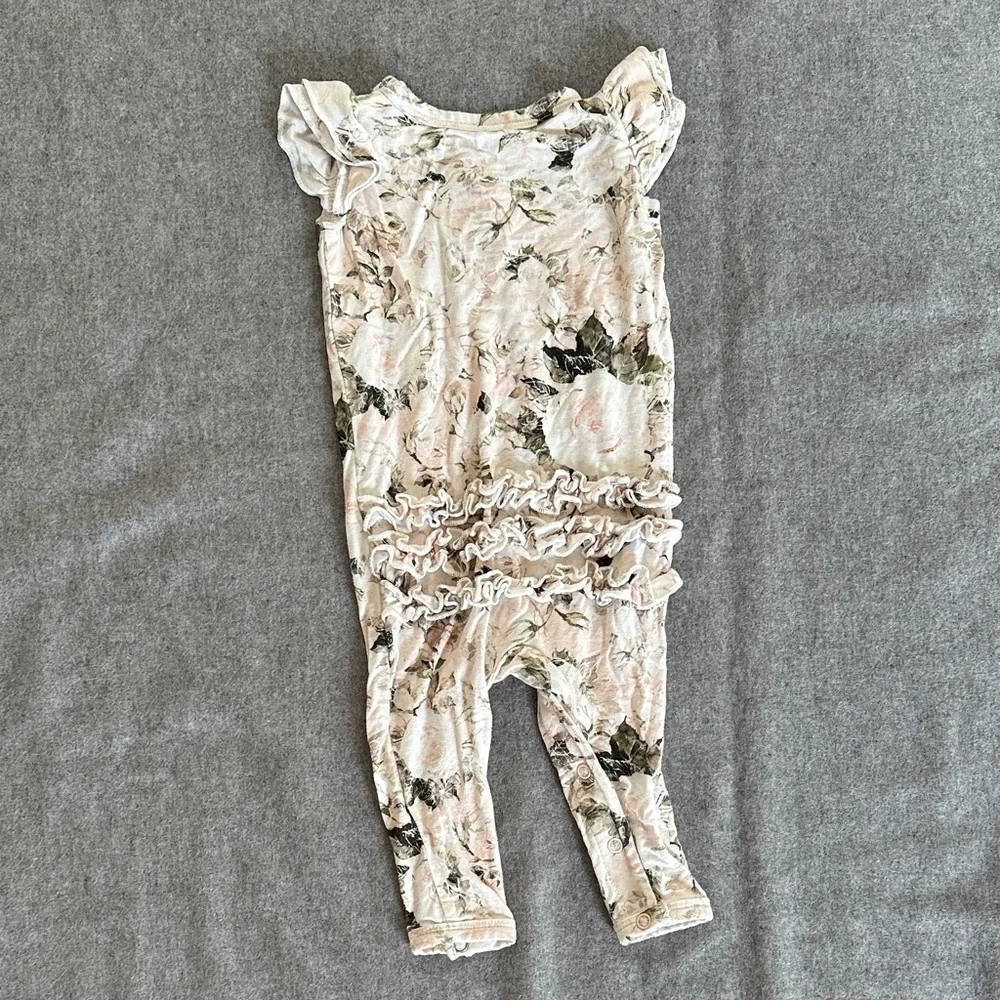 Little Bum Bums Floral Ruffled Baby Romper with Wooden Buttons 0-3 Months - Picture 3 of 4